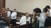 Mantan artis Muhammad Amar Akbar alias Ammar Zoni saat mengobrol dengan sang adik saat sidang di PN Jakpus, Kamis, 18/12/2025 | Syahrul Baihaqi/Forum Keadilan