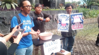 Koalisi Masyarakat Sipil Reformasi Kepolisian di depan Gedung KPK, Jakarta, Selasa, 23/12/2025 | Muhammad Reza/Forum Keadilan