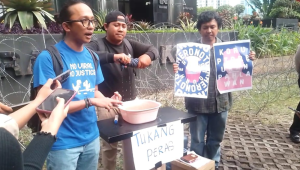 Koalisi Masyarakat Sipil Reformasi Kepolisian di depan Gedung KPK, Jakarta, Selasa, 23/12/2025 | Muhammad Reza/Forum Keadilan