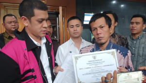 Anak saudagar minyak Mohammad Riza Chalid, Muhammad Kerry Adrianto Riza, menunjukkan dokumen resmi yang menyatakan bahwa PT Orbit Terminal Merak (PT OTM) sebagai Objek Vital Nasional usai sidang dugaan kasus korupsi tata kelola minyak mentah dan produk kilang Pertamina di Pengadilan Tindak Pidana Korupsi (Tipikor) Jakarta, Selasa, 9/12/2025 | Syahrul Baihaqi/Forum Keadilan