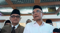 Menteri Haji Mochamad Irfan Yusuf (kiri) bersama Ketua Komisi VIII DPR RI Marwan Dasopang (kanan), di Kompleks Parlemen, Senayan, Jakarta, Selasa, 23/12/2025 | Novia Suhari/Forum Keadilan