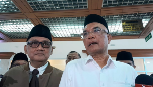 Menteri Haji Mochamad Irfan Yusuf (kiri) bersama Ketua Komisi VIII DPR RI Marwan Dasopang (kanan), di Kompleks Parlemen, Senayan, Jakarta, Selasa, 23/12/2025 | Novia Suhari/Forum Keadilan