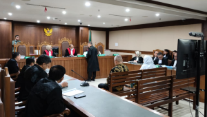 2 Pejabat Pertamina saat mendengarkan dakwaan jaksa di Pengadilan Tipikor Jakarta, Selasa, 23/12/2025 | Syahrul Baihaqi/Forum Keadilan