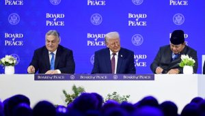 Presiden Prabowo Subianto menandatangani Piagam Dewan Perdamaian untuk Gaza yang diprakarsai oleh Presiden Amerika Serikat Donald Trump, bersama para pemimpin negara lainnya di Davos, Swiss, Senin, 19/1/2026 | Instagram @presidenrepublikindonesia