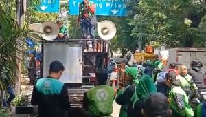 Sejumlah pengemudi ojek online (ojol) menggelar aksi demonstrasi untuk mendukung Eks Menteri Pendidikan, Kebudayaan, Riset, dan Teknologi (Mendikbudristek) Nadiem Anwar Makarim di Pengadilan Tindak Pidana Korupsi (Tipikor) pada Pengadilan Negeri Jakarta Pusat (PN Jakpus), Senin, 5/1/2026 | Syahrul Baihaqi/Forum Keadilan