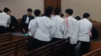 Momen haru di ruang sidang saat hakim berikan bebas bersyarat kepada 21 Terdakwa dalam kasus demonstrasi Agustus 2025 yang berujung pada kerusuhan Pengadilan Negeri Jakarta Pusat (PN Jakpus), Jumat, 30/1/2026 | Syahrul Baihaqi/Forum Keadilan
