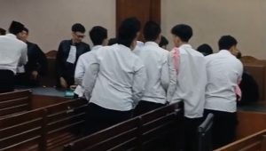 Momen haru di ruang sidang saat hakim berikan bebas bersyarat kepada 21 Terdakwa dalam kasus demonstrasi Agustus 2025 yang berujung pada kerusuhan Pengadilan Negeri Jakarta Pusat (PN Jakpus), Jumat, 30/1/2026 | Syahrul Baihaqi/Forum Keadilan