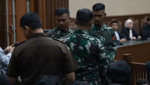 Personel TNI melakukan pengamanan dalam sidang kasus dugaan korupsi pengadaan laptop Chromebook dan Chrome Device Management (CDM) dengan terdakwa mantan Menteri Pendidikan, Kebudayaan, Riset, dan Teknologi, (Mendikbudristek) Nadiem Anwar Makarim | Ist