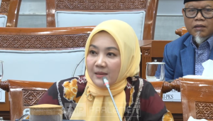 Anggota Komisi VIII DPR RI Fraksi Partai Golkar Atalia Praratya dalam Rapat Kerja bersama Kementerian Agama, di Kompleks Parlemen, Senayan, Jakarta, Rabu, 28/1/2026 | YouTube TVR Parlemen