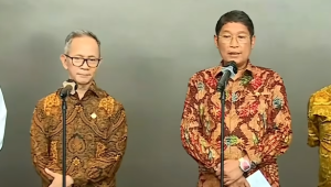 Ketua Dewan Komisioner Otoritas Jasa Keuangan (OJK) Mahendra Siregar (kiri) bersama Kepala Eksekutif Pengawas Pasar Modal, Keuangan Derivatif dan Bursa Karbon (KE PMDK) Inarno Djajadi (kanan) saat mengungurkan diri dari jabatannya di Jakarta, Jumat, 30/1/2026 | Ist