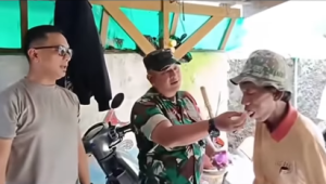 Anggota TNI dan Polri mengamankan dan menuding penjual makanan bernama Sudrajat menjual es kue berbahan spons | Ist