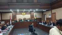 Eks Menteri Pendidikan, Kebudayaan, Riset, dan Teknologi (Mendikbudristek) Nadiem Anwar Makarim menghadiri sidang dakwaan dalam kasus dugaan korupsi laptop berbasis Chromebook dalam program digitalisasi pendidikan tahun 2019-2022 di Pengadilan Tindak Pidana Korupsi (Tipikor) Jakarta pada pukul 10.18 WIB, Senin, 5/1/2026 | Syahrul Baihaqi/Forum Keadilan