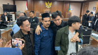 Khariw Anhar (baju hitam) dan tiga terdakwa lain usai sidang di Pengadilan Negeri Jakarta Pusat, Jumat, 23/1/2026 | Syahrul Baihaqi/Forum Keadilan