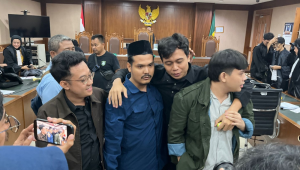 Khariw Anhar (baju hitam) dan tiga terdakwa lain usai sidang di Pengadilan Negeri Jakarta Pusat, Jumat, 23/1/2026 | Syahrul Baihaqi/Forum Keadilan
