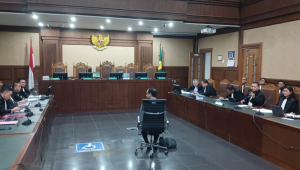 Eks Menteri Pendidikan, Kebudayaan, Riset, dan Teknologi (Mendikbudristek) Nadiem Anwar Makarim menghadiri sidang dakwaan dalam kasus dugaan korupsi laptop berbasis Chromebook dalam program digitalisasi pendidikan tahun 2019-2022 di Pengadilan Tindak Pidana Korupsi (Tipikor) Jakarta pada pukul 10.18 WIB, Senin, 5/1/2026 | Syahrul Baihaqi/Forum Keadilan