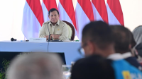 Presiden Prabowo Subianto meninjau lokasi pembangunan rumah hunian Danantara di Kabupaten Aceh Tamiang, Provinsi Aceh, pada Kamis, 1/1/2026. | Dok BPMI Setpres/Rusman