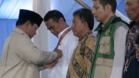 Menteri Pertanian (Mentan), Andi Amran Sulaiman, menerima tanda kehormatan Bintang Jasa Utama dari Presiden Prabowo Subianto acara "Panen Raya dan Pengumuman Swasembada Pangan" di Karawang, Jawa Barat, pada Rabu, 7/1/2026. | YouTube Sekretariat Presiden