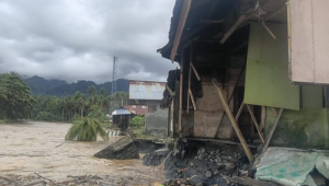 Kondisi rumah warga di Desa Asimiro, Kecamatan Loloda Utara, Halmahera Utara, usai dihantam banjir bandang. | Ist