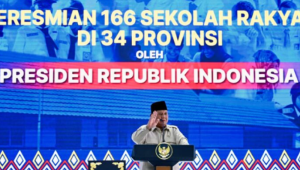 Presiden Prabowo Subianto menyampaikan sambutannya pada peninjauan fasilitas sekolah rakyat di Balai Besar Pendidikan Pelatihan Kesejahteraan Sosial (BBPPKS), Kota Banjarbaru, Provinsi Kalimantan Selatan, pada Senin, 12 Januari 2026. | Dok BPMI Setpres