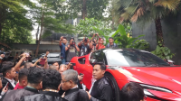 Momen hakim cek barang bukti mobil Ferrari milik milik Marcella Santoso dan Ariyanto Bakrie. di PN Jakpus, Rabu, 14/1/2026 | Syahrul Baihaqi/Forum Keadilan