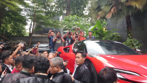 Momen hakim cek barang bukti mobil Ferrari milik milik Marcella Santoso dan Ariyanto Bakrie. di PN Jakpus, Rabu, 14/1/2026 | Syahrul Baihaqi/Forum Keadilan