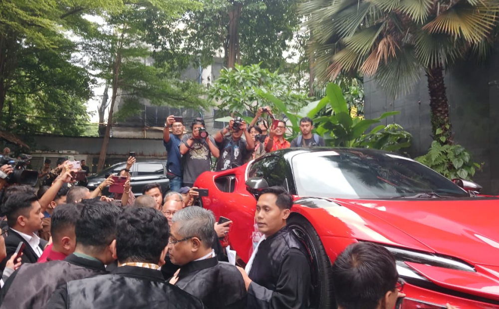 Momen Hakim Lihat Barbuk Mobil Ferrari Milik Marcella dan Ariyanto Bakrie di PN Jakpus
