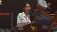 Eva Pasaribu, anak dari jurnalis Tribrata TV yang tewas terbakar, saat memberikan kesaksian di Gedung MK, Rabu, 14/1/2026 | YouTube Mahkamah Konstitusi