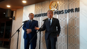 Jajaran Wakil Ketua DPR RI Saan Mustopa (kanan), bersama dengan Cucun Ahmad Syamsurijal, di Kompleks Parlemen, Senayan, Jakarta, Selasa, 27/1/2026 | Novia Suhari/Forum Keadilan