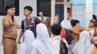 Pengeroyokan terhadap seorang guru SMK Negeri 3 Tanjung Jabung Timur, Jambi, bernama Agus Saputra | Ist
