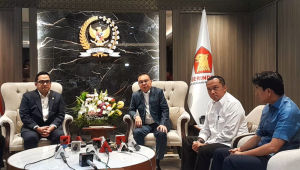 Wakil Ketua DPR RI Sufmi Dasco bersama dengan Ketua Komisi II DPR Rifqinizamy Karsayuda, dan Menteri Sekretariat Negara Prasetyo Hadi, di Kompleks Parlemen, Senayan, Jakarta, Senin, 19/1/2026 | Novia Suhari/Forum Keadilan