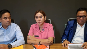 Vanessa Christmas (tengah) beserta kuasa hukumnya dalam konferensi Pers di kawasan Jakarta, Kamis, 29/1/2026 | Muhammad Reza/Forum Keadilan