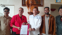 Deddy Sitorus bersama dengan Aliansi Masyarakat Peduli Demokrasi, di Kantor DPP PDI Perjuangan, Jakarta, Selasa, 6/1/2026 | Novia Suhari/Forum Keadilan