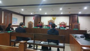 Eks Jaksa Agung Marzuli Darusman (kiri) dan Guru Besar UGM Zainal Arifin Mochtar (kanan) menjadi ahli di sidang Delpedro dkk di Pengadilan Negeri Jakarta Pusat, Senin, 23/2/2026 | Syahrul Baihaqi/Forum Keadilan