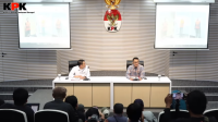 Plt Deputi Penindakan dan Eksekusi KPK Asep Guntur Rahayu (kiri) dan Juru Bicara KPK Budi Prasetyo (kanan) di Gedung Merah Putih KPK, Jakarta, Kamis, 5/2/2026 | YouTube KPK RI