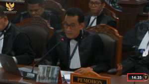 Kuasa hukum Roy Suryo cs, Refly Harun, di ruang sidang MK, Selasa, 10/2/2026 | YouTube Mahkamah Konstitusi