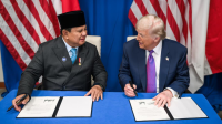 Presiden Amerika Serikat Donald Trump dan Presiden Republik Indonesia Prabowo Subianto menandatangani perjanjian dagang di Washington DC, Kamis, 19/2/2026 | Dok. Kementerian Sekretariat Negara RI
