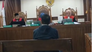 Guru Besar UGM Zainal Arifin Mochtar saat menjadi ahli di sidang Delpedro dkk di Pengadilan Negeri Jakarta Pusat, Senin, 23/2/2026 | Syahrul Baihaqi/Forum Keadilan