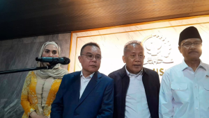 Jajaran Wakil Ketua DPR RI, Sufmi Dasco dan Saan Mustofa, bersama dengan Menteri Sosial Saifullah Yusuf, di Kompleks Parlemen, Senayan, Jakarta, Senin, 9/2/2026 | Novia Suhari/Forum Keadilan