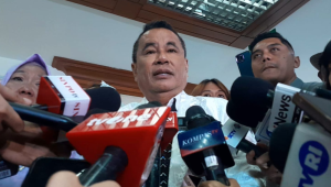 Pengacara Hotman Paris bersama keluarga ABK Fandi di Kompleks Parlemen, Senayan, Jakarta, Kamis, 26/2/2026 | Novia Suhari/Forum Keadilan