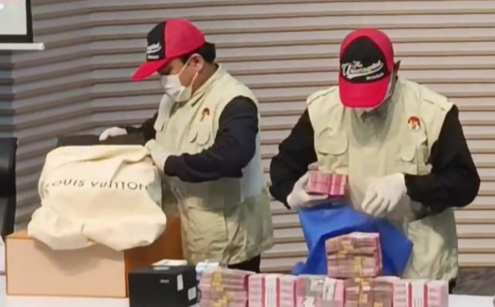KPK Sita Barang Bukti Rp40,5 M dalam OTT Suap Importasi di Bea Cukai
