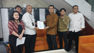 Perwakilan CALS saat melaporkan Adies Kadir di Gedung MK, Jumat, 6/2/2026 | Syahrul Baihaqi/Forum Keadilan