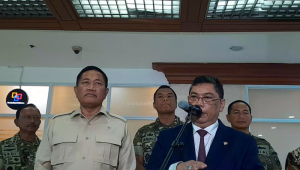 Wamenhan Danny Ermawan (kiri) bersama dengan Ketua Komisi I DPR RI Utut Adianto (kanan) di Kompleks Parlemen, Senayan, Jakarta, Selasa, 10/2/2026 | Novia Suhari/Forum Keadilan