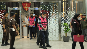 Tersangka pada kasus dugaan tindak pidana korupsi penyimpangan dalam kegiatan ekspor crude palm oil (CPO) dan produk turunanannya palm oil mill effluent (POME) alias limbah sawit pada periode 2022–2024 di Gedung Kejagung, Selasa, 10/2/2026 | Ist