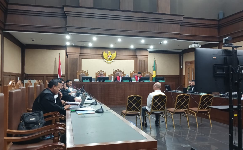 Tangis Ary ‘Gadun FM’, Klaim Istrinya Tak Ikut Suap Hakim di Kasus Migor