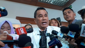 Pengacara Hotman Paris bersama keluarga ABK Fandi di Kompleks Parlemen, Senayan, Jakarta, Kamis, 26/2/2026 | Novia Suhari/Forum Keadilan