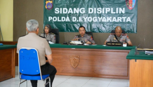 Eks Kapolresta Sleman Kombes Pol Edy Setyanto Erning Wibobo saat menjalani sidang disiplin pada Kamis, 27/2/2026 | Dok. Polda DIY