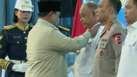 Presiden Prabowo Subianto Anugerahkan Kepala BGN Dadan Hindayana Tanda Kehormatan Bintang Jasa Utama dalam rangkaian peresmian dan groundbreaking 1.179 Satuan Pelayanan Pemenuhan Gizi (SPPG) hingga peresmian 18 Gudang Ketahanan Pangan Polri di Kepolisian Resor Metro Jakarta Barat, pada Jumat, 13/2/2026. | YouTube Sekretariat Presiden