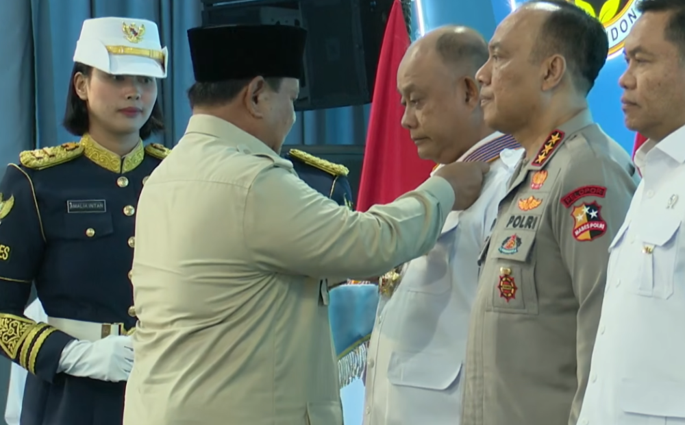 Prabowo Anugerahkan Kepala BGN Dadan Hindayana Tanda Kehormatan Bintang Jasa Utama