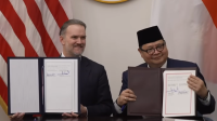 Menteri Koordinator Bidang Perekonomian Airlangga Hartarto dan Perwakilan Dagang Amerika Serikat Jamieson Greer mentandatangani kesepakatan dagang tarif 19 persen di Washington, D.C, Amerika Serikat, 19 Februari 2026. | YouTube Sekretariat Presiden