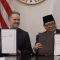 Menteri Koordinator Bidang Perekonomian Airlangga Hartarto dan Perwakilan Dagang Amerika Serikat Jamieson Greer mentandatangani kesepakatan dagang tarif 19 persen di Washington, D.C, Amerika Serikat, 19 Februari 2026. | YouTube Sekretariat Presiden
